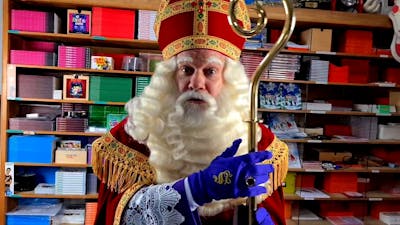 Sinterklaas is erg blij met zijn kleding van Sander
