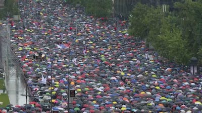 Tienduizenden mensen protesteren in Belgrado