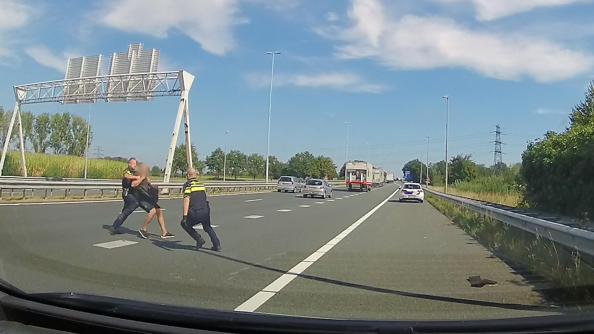 Agenten Trekken Verwarde Man Weg Voor Aanstormend Verkeer