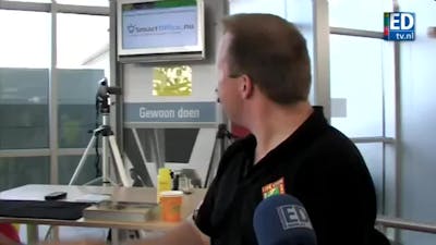Recordpoging handen schudden op Eindhoven Airport
