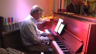 Pianist Remco Hofman stopt met jazzsessies vanwege Parkinson