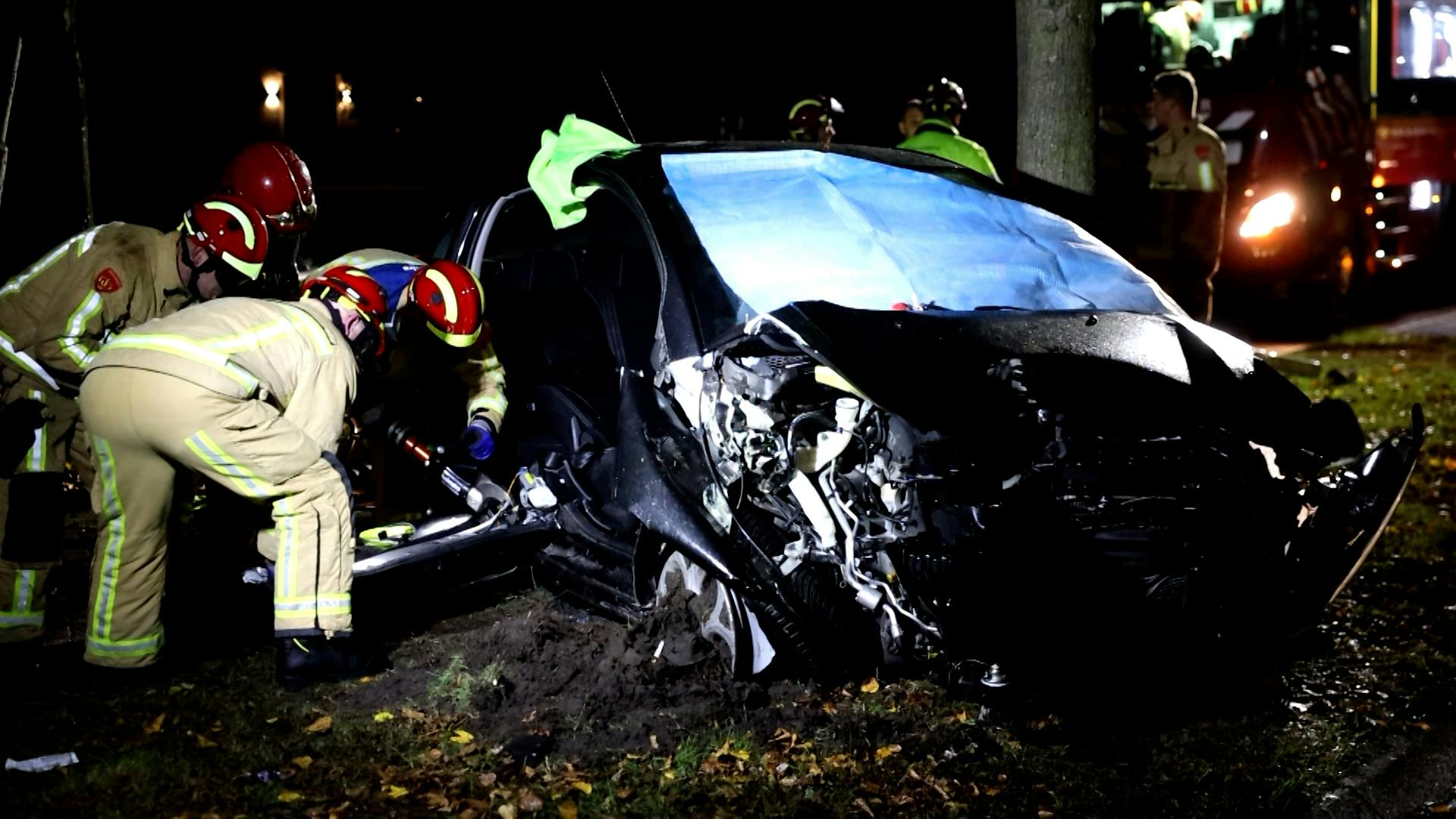 Automobiliste Botst Tegen Lantaarnpaal En Boom In Spoordonk