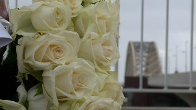 Bloemen en kaarsen als herinnering aan tragische dood Omar