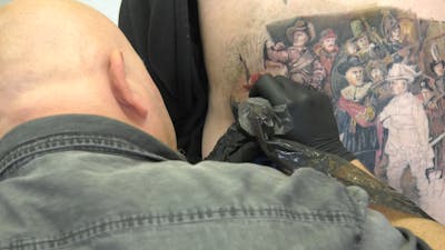 Marko (51) laat de Nachtwacht op zijn rug tatoeëren