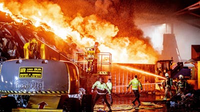 Grote brand bij afvalverwerker in Genemuiden