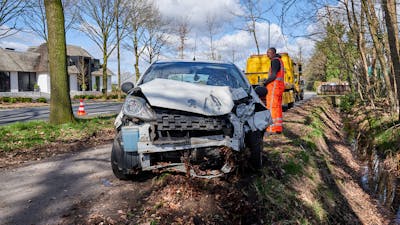 Botsing met boom in Strijbeek, automobiliste naar ziekenhuis