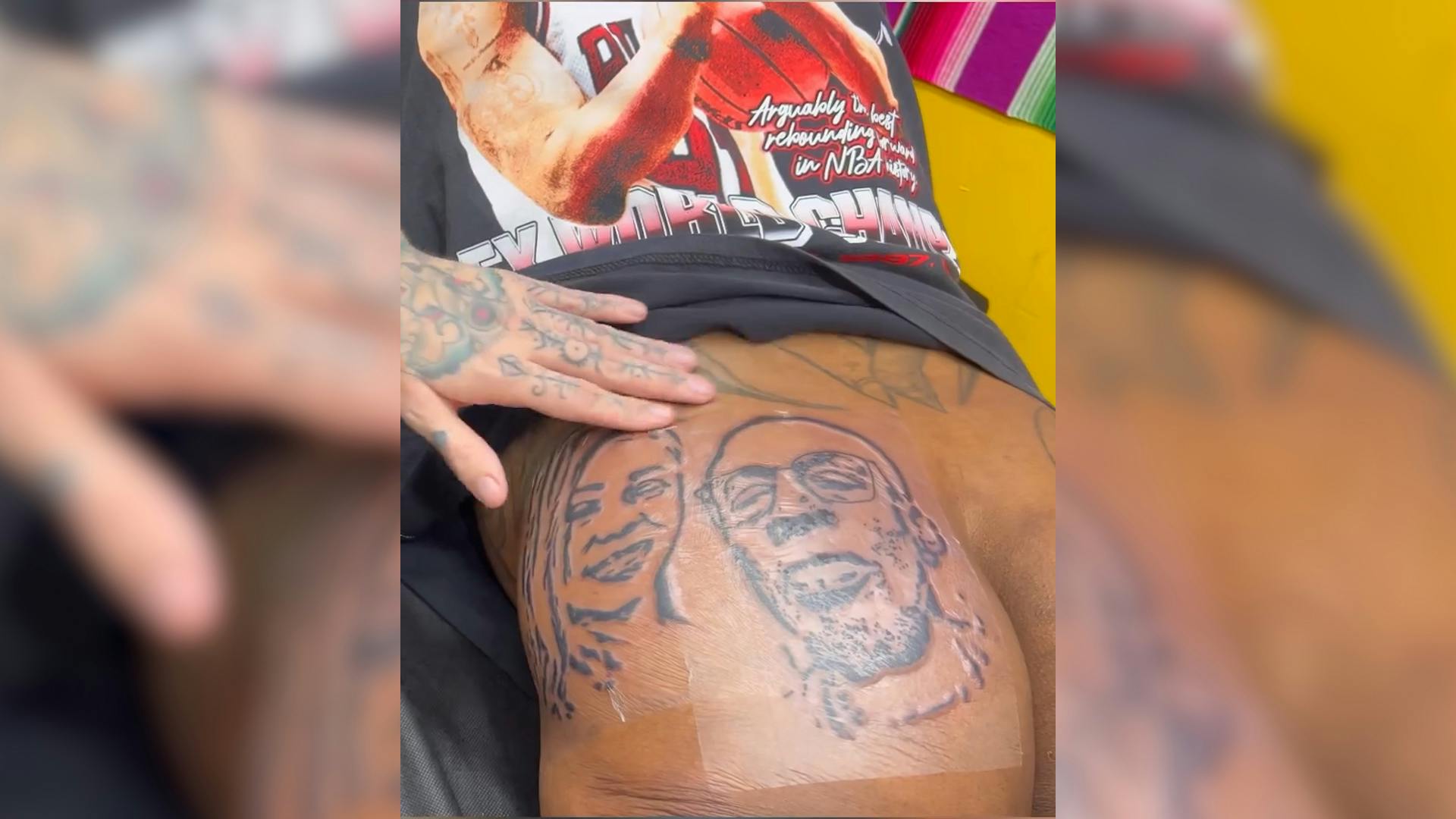 Dennis Rodman laat gezicht van vriendin op bil tatoeëren