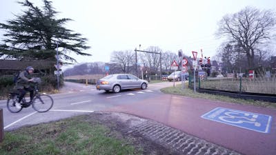 In beeld: de drukte op het kruispunt met de Kettingbrugweg