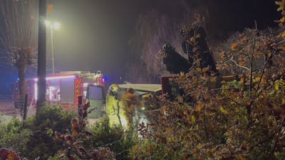 Bestelwagen botst op geparkeerde vrachtwagen in Schellebelle
