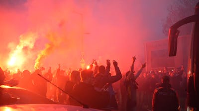 Spelersbus Feyenoord onthaald door duizenden supporters