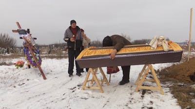 Oekraïners herbegraven lichamen uit massagraf Izjoem