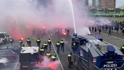 Politie zet waterkanon in tegen vuurwerkgooiers Klassieker