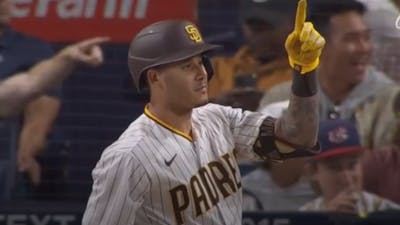 Padres-fan krijgt publiek op de banken met vangbal