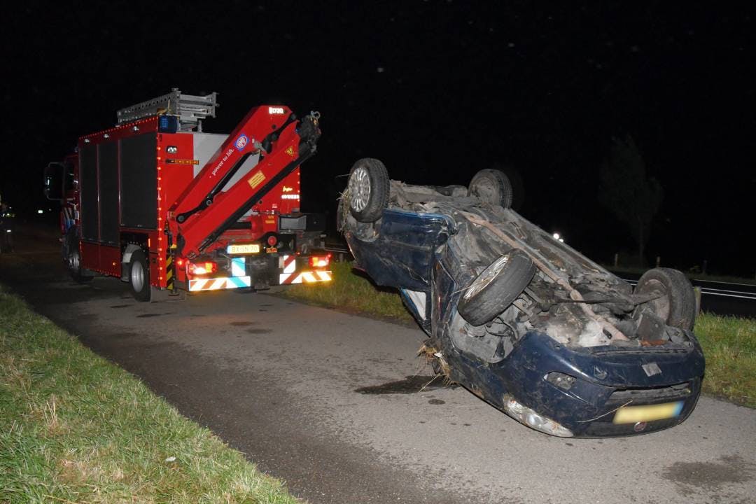 Auto Belandt Ondersteboven In Sloot In Zierikzee