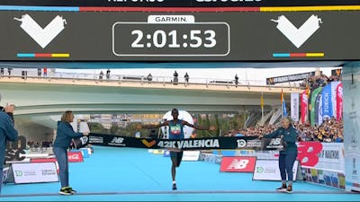 Bekijk de indrukwekkende marathonwinst van debutant Kiptum