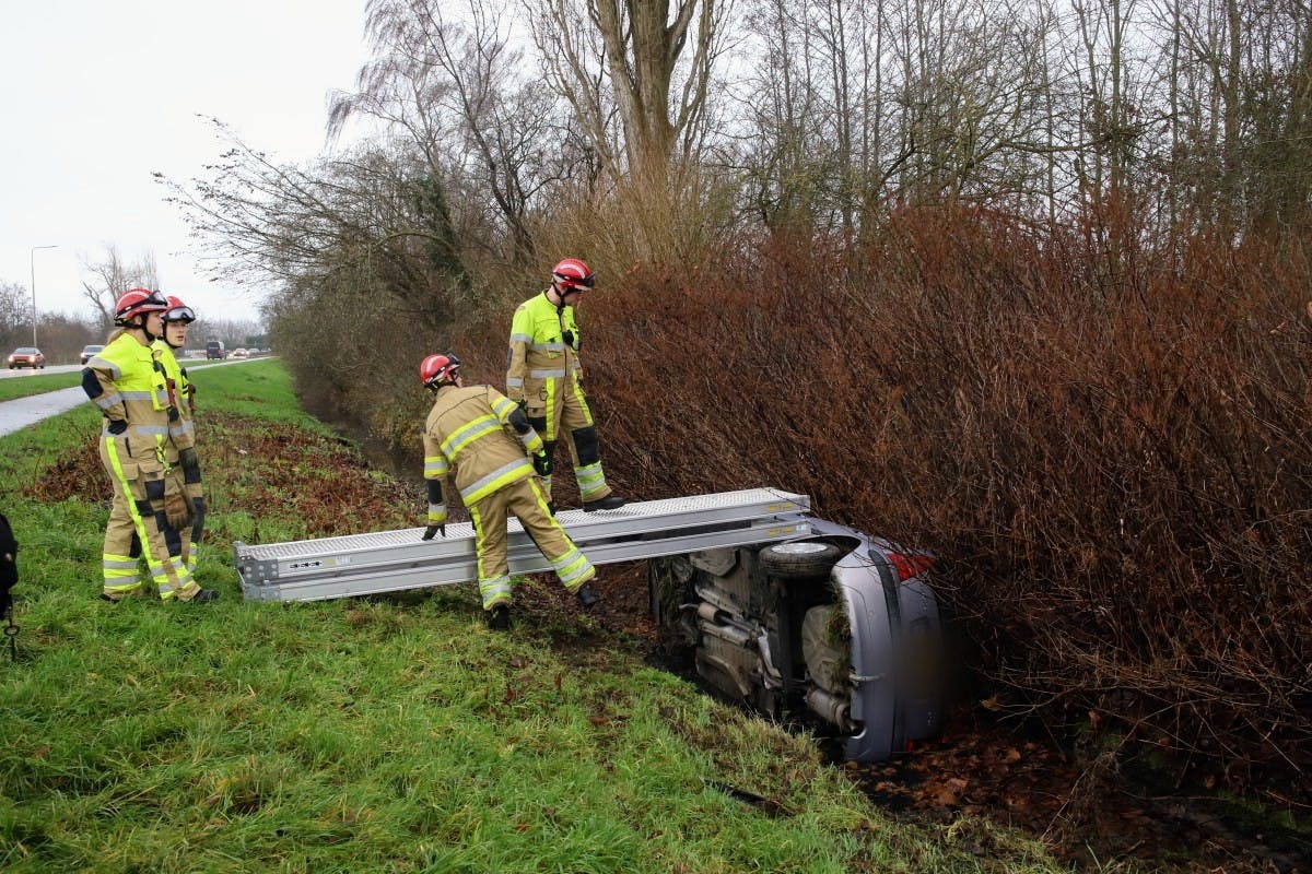 Vrouw Belandt Met Haar Auto In De Sloot In Kapel-Avezaath