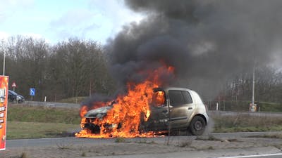 Rijdende auto vliegt in brand in Heesch