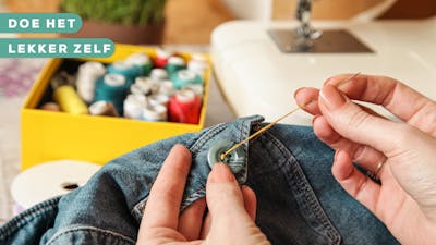 DIY: zo zet je een knoop stevig aan met naald en draad