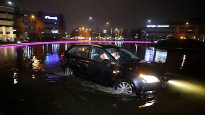 Automobiliste parkeert auto in fontein in Nijmegen