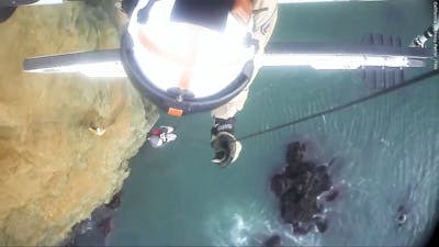 Helikopter redt gestrande vissers van Amerikaanse klif