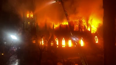 Grote brand beschadigt ruim 250 jaar oude kerk in Londen