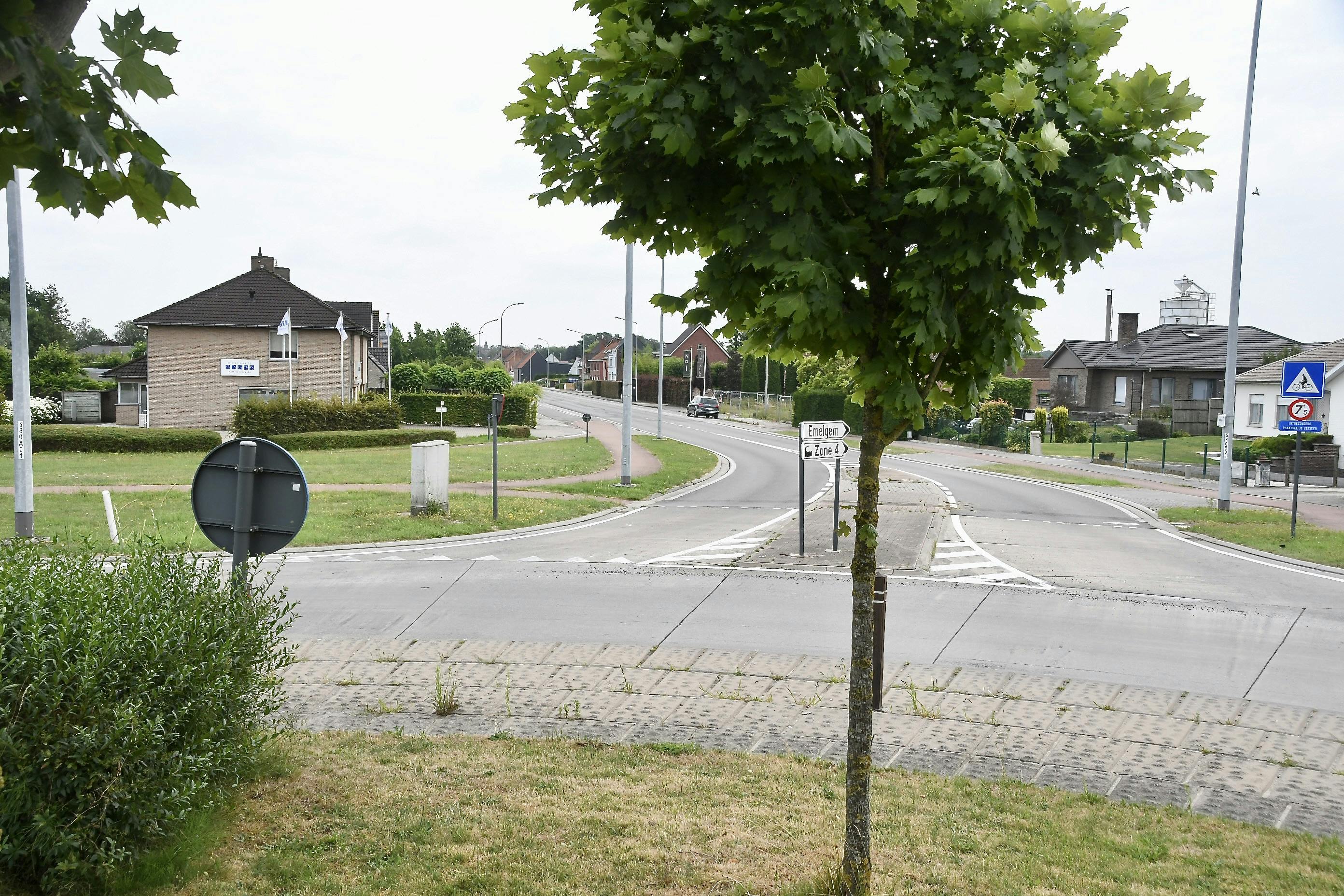 Driftende BMW-rijder Botst En Pleegt Vluchtmisdrijf