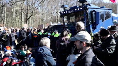 Actievoerders Utrechtsebaan houden waterkanon tegen