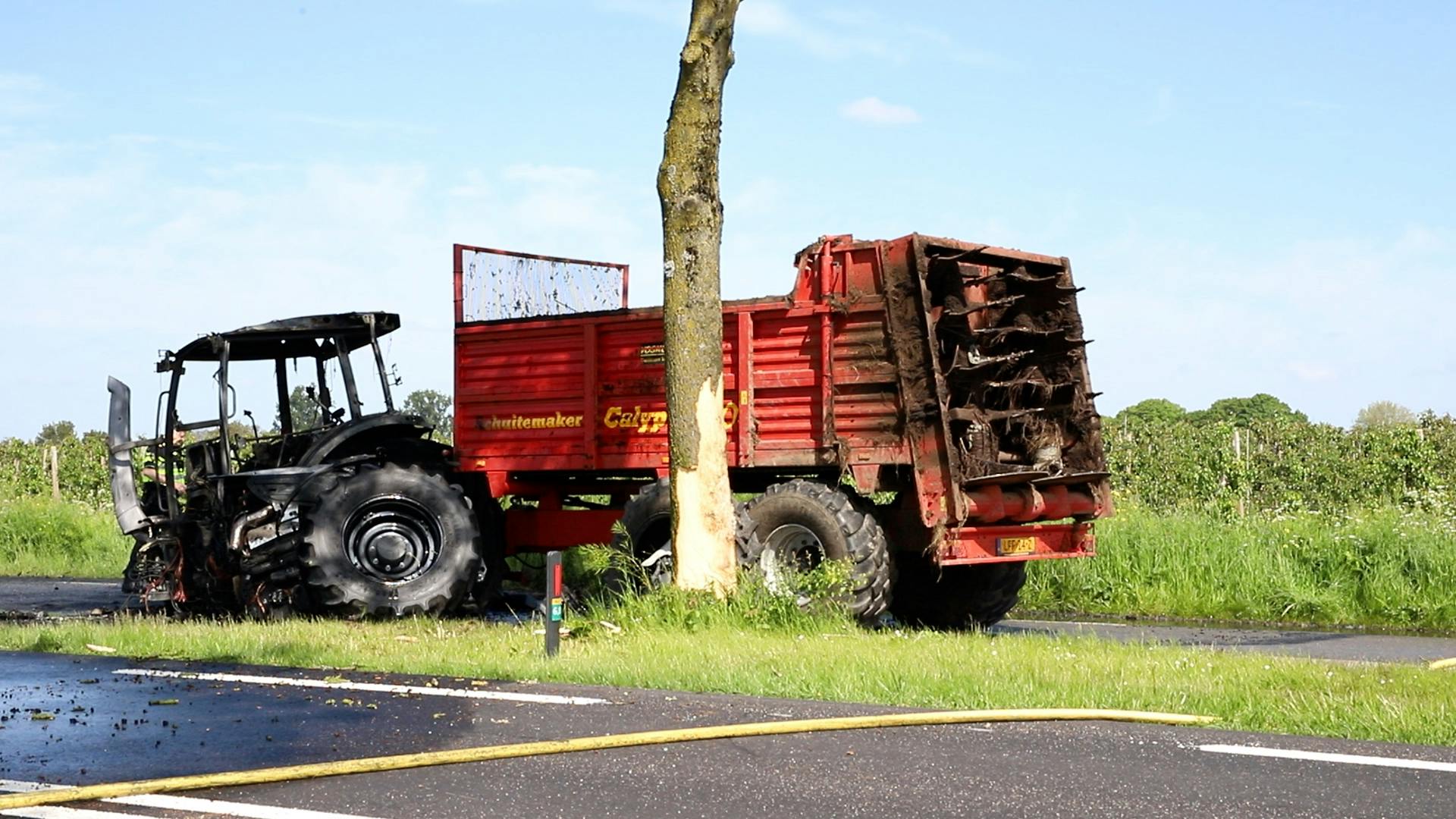 Tractor Botst Tegen Boom In Rumpt En Brandt Volledig Uit