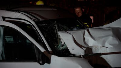 Automobilist ramt boom in 's Gravenmoer en raakt gewond