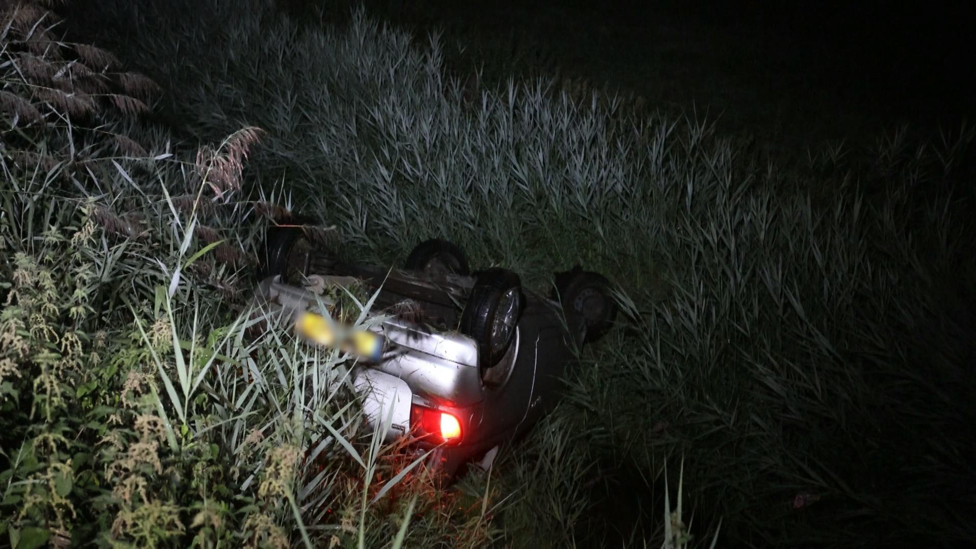 Automobilist Belandt Met Auto Op Zijn Kop In De Sloot