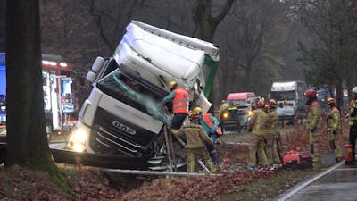 Ernstig ongeval met vrachtwagen en twee auto's