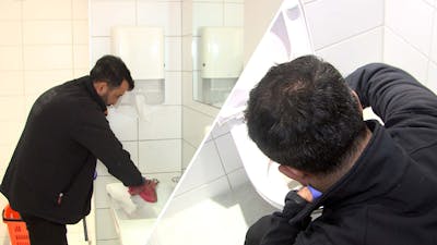 Yusuf maakt het schoonste toilet van Nederland schoon