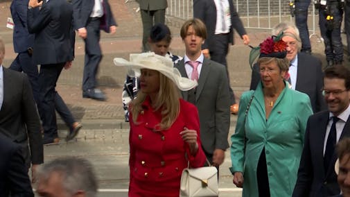 ongeduldig Moet voor de hand liggend Vrouwelijke Kamerleden pakken uit met hoeden op Prinsjesdag