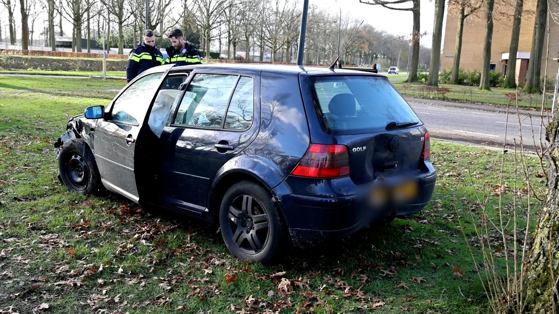 Auto Vliegt Uit Bocht, Inzittenden Slaan Op De Vlucht