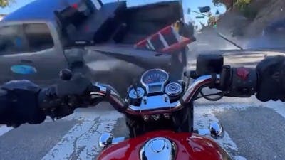 Un motard survit miraculeusement à un accident