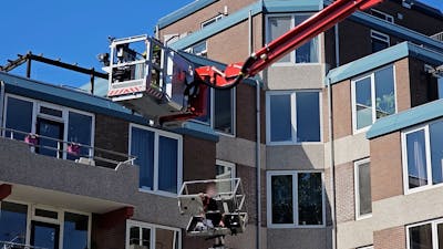 Brandweer bevrijdt man uit hoogwerker in Wageningen
