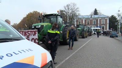 Politie blokkeert toegang centrum Zwolle. boeren staan vast