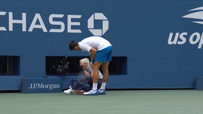 Djokovic slaat bal in het gezicht van lijnrechter