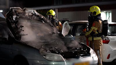 Auto zwaar beschadigd door brand in Oosterhout