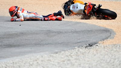 Marquez en Oliveira botsen en vallen uit in MotoGP