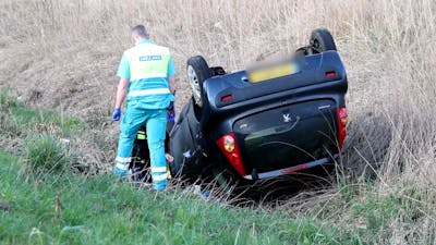 Automobilist belandt op de kop in de sloot in Waalwijk