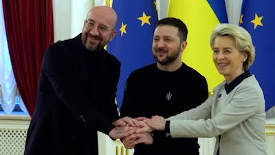 Zelenski vraagt om meer wapens op EU-top in Kiev