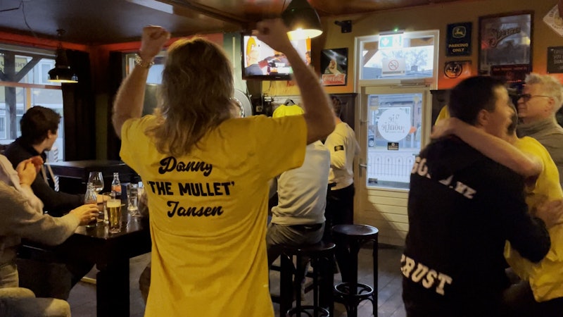 Darter Danny 'The Mullet' Jansen is de held in café Bie Toontje in Holten:  'Maar man, man, hij maakt het wel spannend hoor!', Rijssen-Holten