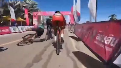 Un cycliste fait tomber un autre coureur