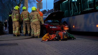 Drie personen gewond na aanrijding tussen stadsbus en auto