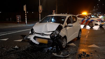 Auto's botsen in Breda: twee mannen raken gewond