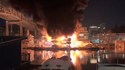 Vlammenzee verwoest tientallen boten in Seattle