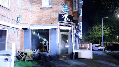 Bewoner en kat gered bij felle brand in Haags café