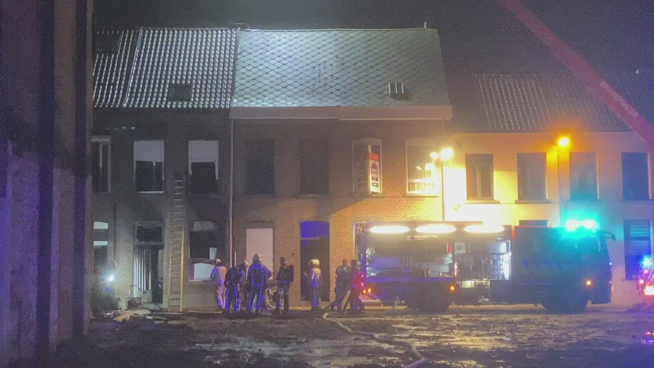 Zware Uitslaande Brand Vernielt Twee Woningen In Lier