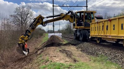 ProRail start uitgraven dassenburcht onder spoor bij Esch